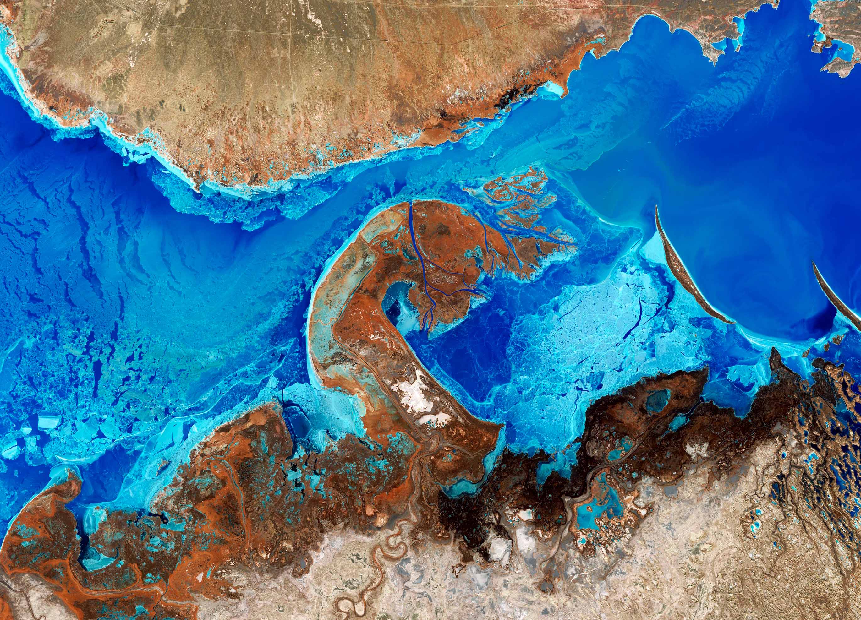 Providing river discharges for coastal models  